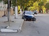 В центре Симферополя авто протаранило знак парковки