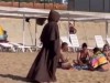 По пляжу в Севастополе бродит неизвестный в костюме Смерти (фото)