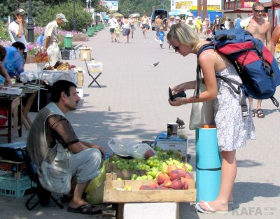 Днем на набережной торгуют фруктами и морепродуктами, вечером к этой торговле добавляются дикие «аттракционы»