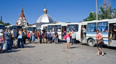 У властей Феодосии нет претензий к работе городского транспорта, зато претензии есть у пассажиров. Например, летом было много нареканий на то, что долго приходится ждать автобусы на Орджоникидзе и Коктебель, а когда они приезжают, в них набивают людей как шпроты в банку. Впрочем, и в сентябре бывают сложности. Эту фотографию «Кафа» опубликовала в прошлом номере, после этого с редакцией связался представитель перевозчика, который в течение долгого разговора не менее трех раз повторил, что маршрутки выдерживают интервал движения, и не могут отправляться по мере заполнения. Контраргументы о том, что вряд ли может считаться нормальной ситуация, когда на остановке стоят два заполненных автобуса, и при этом еще несколько десятков человек ждут следующей маршрутки, стоя в очереди под жарким солнцем, он предпочел оставить неуслышанными