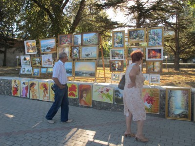 В Феодосии вернисаж традиционно располагается возле картинной галереи, и менять место прописки художники не хотят