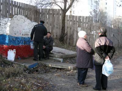 Из феодосийского родника «Вовик» люди набирают воду для приготовления пищи. В связи с аварией на водоводе очередь к роднику заметно удлинилась