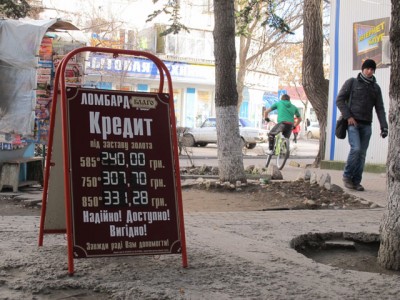 Несколько лет назад банки приостанавливали кредитование, тогда многих желающих занять денег выручали ломбарды. Но в последнее время финансовые учреждения стали лояльнее относиться к заемщикам. Сейчас банки активнее всего продвигают кредитные карты с небольшими лимитами, но если они убедятся в благонадежности клиента, готовы помочь ему сделать крупные покупки, например, жилье или автомобиль 