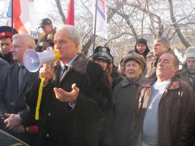 Городской голова Феодосии А.Бартенев и поселковый голова Коктебеля Булыга среди митингующих