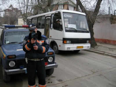 Сотрудники ГАИ предлагают пассажирам помочь им в борьбе с недисциплинированными водителями. Свидетель нарушения правил дорожного движения может сфотографировать нарушителя и его фото к заявлению в милицию, при этом необходимо позаботиться о двух свидетелях