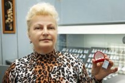 Победительница конкурса, выигравшая кольцо с бриллиантом