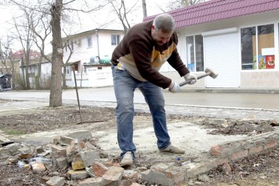 В прошлую субботу в Коктебеле провели субботник, во время которого на улице Десантников демонтировали бетонные основания для торговых палаток   