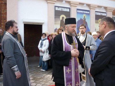 Отец Сергий на освящении выставки