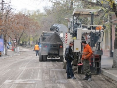 В прошлом году изменили технологию ремонта дорог: не снимали полностью старый асфальт, а выравнивали его специальной машиной