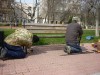 В Керчи, на набережной обновляют лавочки