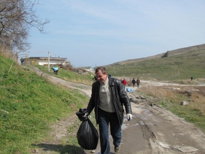 На субботнике, прошедшем в конце марта, горожанам показывали пример сотрудники исполкома, в том числе и начальник УЖКХ Владимир Загодиренко, но феодосийцы его проигнорировали. В последующие субботники подвела погода