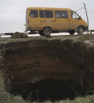 Причиной обвала зимой стала кража дренажной трубы. фото sobytiya.com.ua