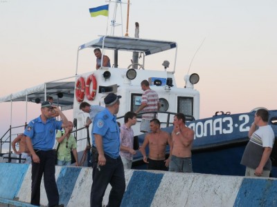 Спасательный катер доставил спасенных на набережную