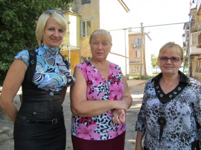 Активисты: (слева направо: Оксана Лево, Жанна Куликова и Светлана Пономарева), проявившие беспокойство за свою улицу
