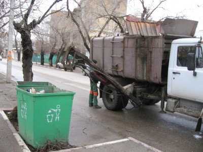 Коммунальщики будут обязаны вывозить мусор в те часы, когда город не спит