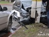 В Керчи "Ауди" врезалась в столб и в "Волгу"