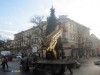 В Симферополе начали ставить елку возле театра