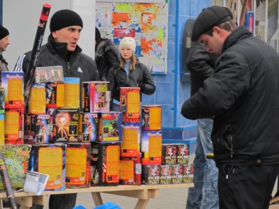 Пиротехникой торгуют на ул. Пролетарской