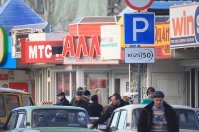 Знаки парковки в Феодосии сохранились, но сейчас за стоянку денег не берут