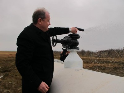 Несколько дней назад в Феодосии Анатолий Могилев открыл водовод, однако городские власти отмечают, что изменений в графике подачи воды пока ждать не стоит