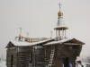 На деревянной церкви в Симферополе установили купола с крестами