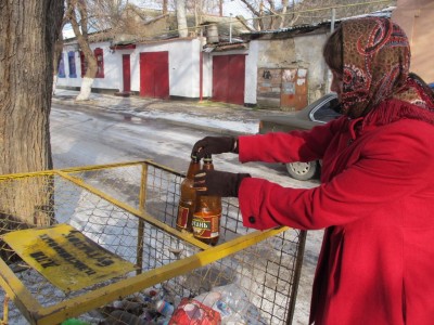 Многие феодосийцы уже привыкли выбрасывать пластиковые бутылки в специальные контейнеры