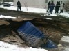 В Киеве легковушка провалилась под асфальт