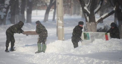 В борьбе со снегом пользовались подручными средствами (фото Олега Пятковского)