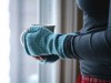 В Киеве мерзнущих на остановках пассажиров поят кофе бесплатно