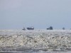 Во льдах Азовского моря стоит более сотни кораблей