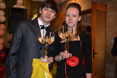 Вице-король и  Вице-королева Бала  влюбленных 2012  - студенты Морского технологического лицея Владислав Чумак и  Анастасия Романюта , получившие памятный знак от еженедельника «Кафы» - статуэтки богини Ники, символ Победы.