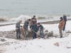 Крымчане после штормов потянулись на пляжи за золотом