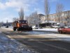 В Симферополе снова сыпят тонны песка на дороги