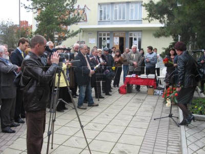 В Коктебеле установлен первый, и пока единственный на постсоветском пространстве, памятник поэту Николаю Гумилеву. Седьмой год подряд участники Гумилевского поэтического фестиваля начинают мероприятие с возложения цветов к памятнику