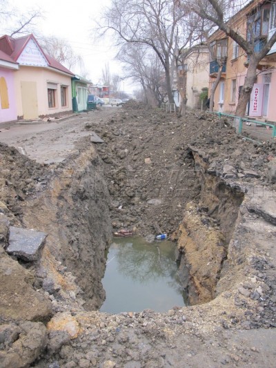 Жители Кировского жалуются на ямы во дворах, которые остались после раскопки газгольдеров (фото из архива газеты Кафа).