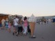 Вечером уже много гуляющих по набережной