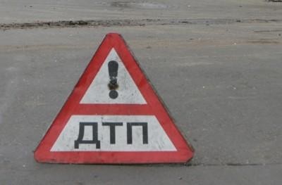 В Кировском районе столкнулись автомобиль и мопед