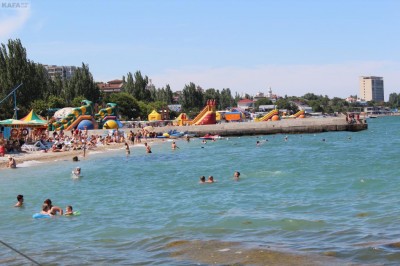 Феодосия 2012. Хоть вода еще не очень теплая, желающих окунуться все больше