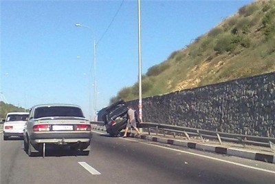 В Крыму Волга очутилась верхом на отбойнике