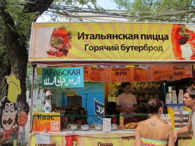 Главный санитарный врач Феодосии Александр Пеньковский пообещал ликвидировать торговлю шаурмой к празднику города. 