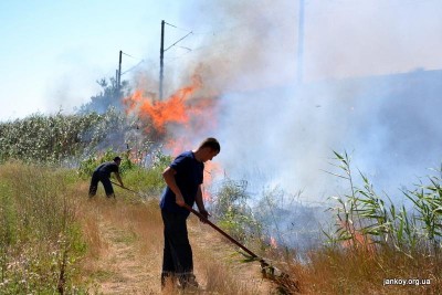 В Крыму уже горит степь у железной дороги