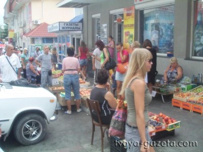 В Алуште нелегальные торговцы мешают покупать на рынке