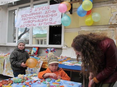 Весной  этого года родителей детей-инвалидов проводили выставку детских работ, чтобы привлечь внимание к проблеме