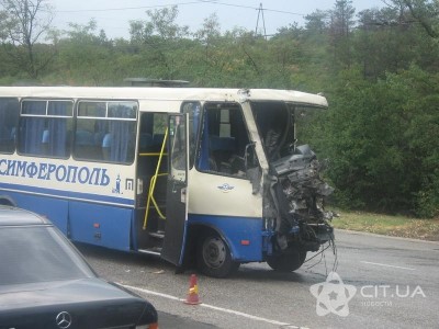 Под Симферополем автобус размазало о грузовик 