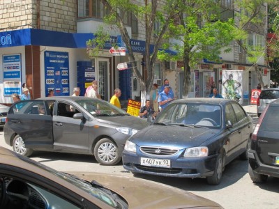 Летом автомобилей в городе становится особенно много