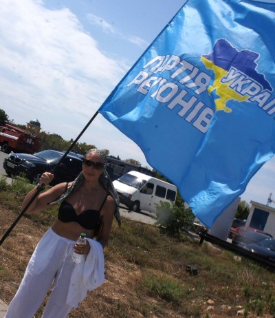 Актриса в Крыму махала перед Януковичем флагом 