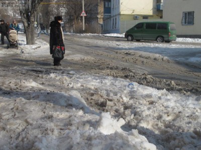 Как считают в службе охраны труда Управления труда и соцзащиты населения, причина падений - неровные тротуары, высокие бордюры, скользкие ступени и гололед