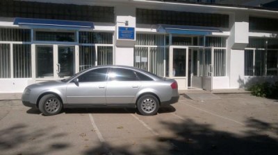 В Крыму сделали нелегальную парковку прямо во дворе школы 