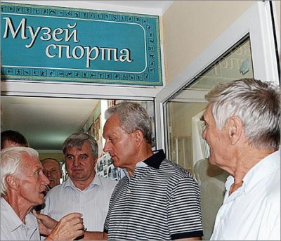 Во время открытия музея городской голова А. Бартенев пообщался с ветеранами спорта (фото пресс-службы горсовета Феодосии)