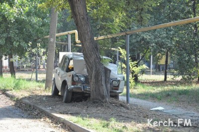 В Керчи авто врезалось в дерево